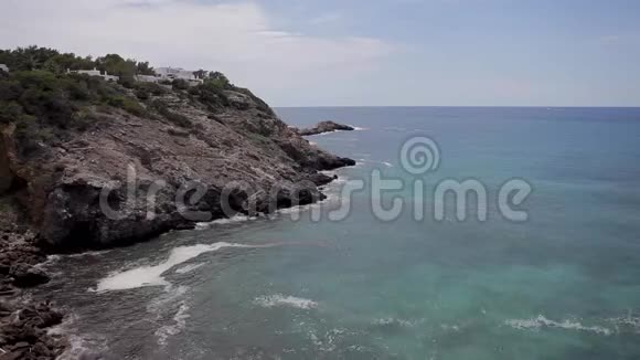 伊比萨悬崖水平全景和伊比萨海滩在夏季视频的预览图