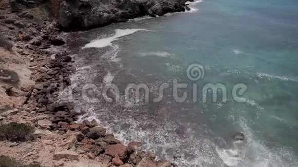 伊比萨悬崖水平全景和伊比萨海滩在夏季视频的预览图