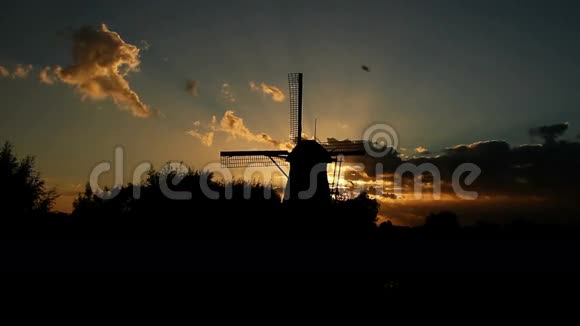 日落时的风车剪影和摩斯奎托斯沼泽视频的预览图