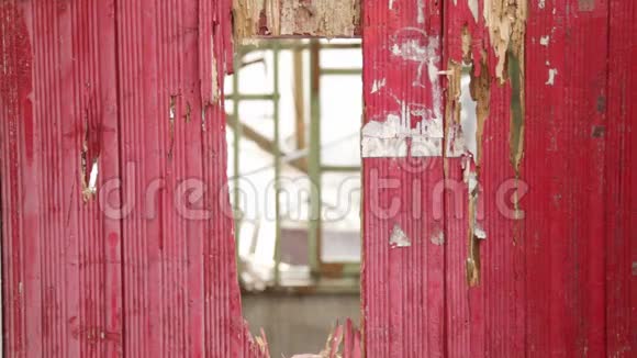 一座废弃的建筑被关闭的红色大门视频的预览图