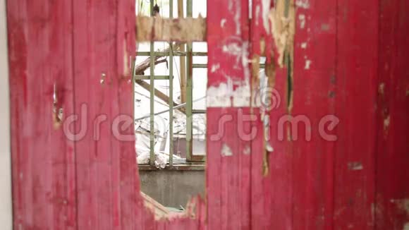 一座废弃的建筑被关闭的红色大门视频的预览图