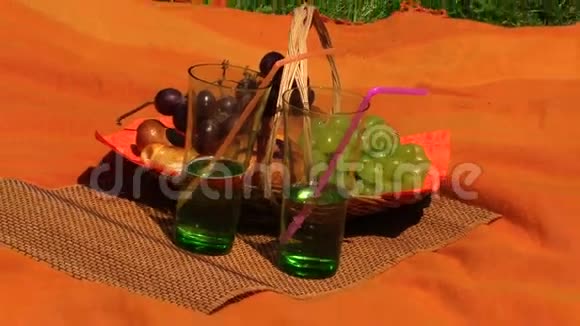 野餐水果花瓶一杯水女人在晴天吃葡萄视频的预览图