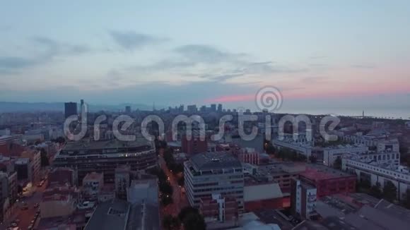 日出时繁忙城市天际线的无人机视频视频的预览图