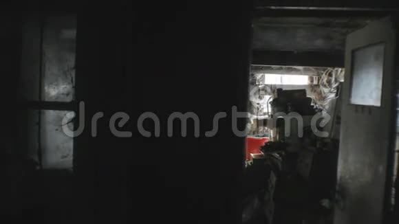 一个被遗弃的旧棚子里可怕的黑暗房间视频的预览图