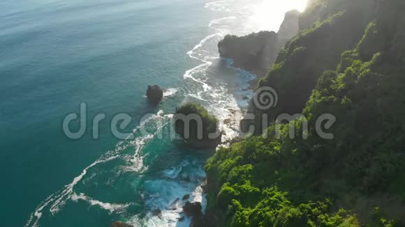 巴厘岛惊人的悬崖岩石和蓝色海洋空中景观视频的预览图