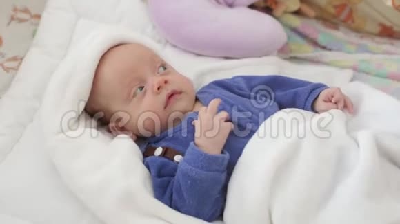 婴儿床里的新生儿视频的预览图