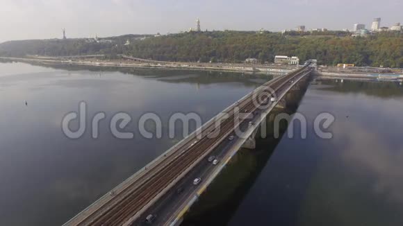 在基辅的Dnipro河的地铁大桥上行驶空中飞行视频的预览图