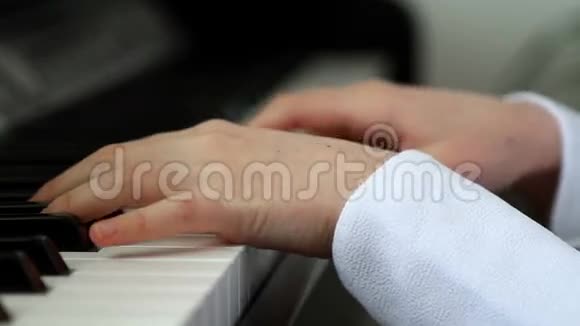 弹钢琴的小女孩视频的预览图