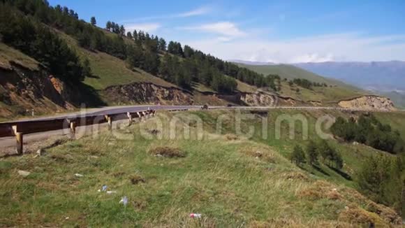亚美尼亚的山蛇形和汽车沿着公路行驶视频的预览图