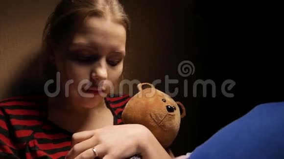 十几岁的孩子在家里写日记她带着一只玩具熊和一只小狗4UHDK视频的预览图