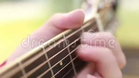 吉他上的手指视频的预览图