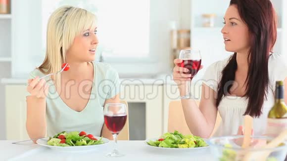 可爱的女人一起吃晚饭视频的预览图