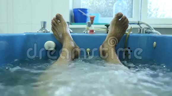 男人躺在温泉浴场里视频的预览图