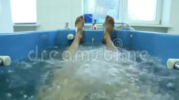 男人躺在温泉浴场里视频的预览图