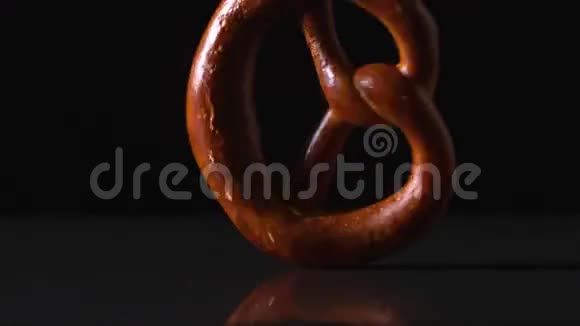 椒盐卷饼掉落在黑色表面上视频的预览图
