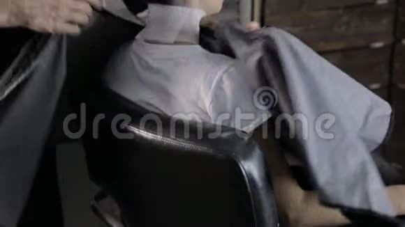 女顾客坐在美容院的扶手椅上视频的预览图