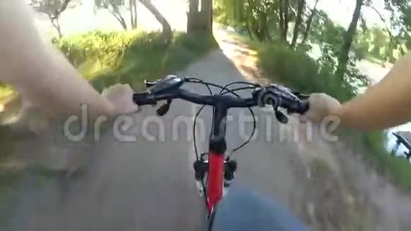 在自行车上拼命开车视频的预览图