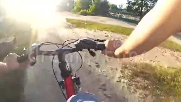 在自行车上拼命开车视频的预览图