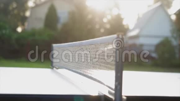 在户外打乒乓球在阳光明媚的日子里在院子里特写慢动作3840x2160视频的预览图