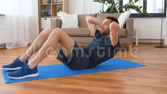在家做腹部运动的人视频的预览图