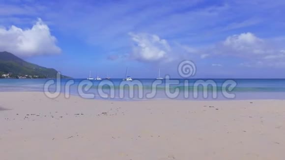 走在塞舌尔马河岛的博瓦隆海滩上视频的预览图