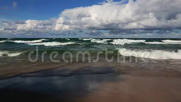 苏必利尔湖波浪和海滩与蓬松的云视频的预览图