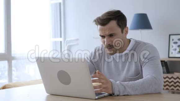失去沮丧的成人工作笔记本电脑视频的预览图