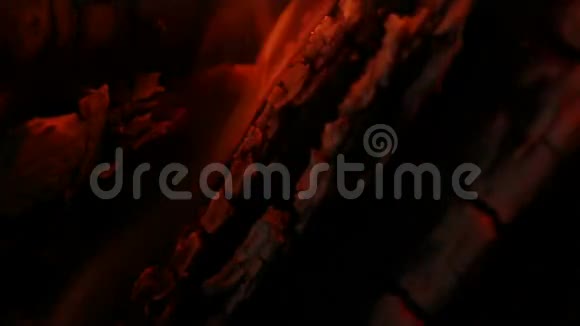 火焰在黑暗的碎木上流淌视频的预览图