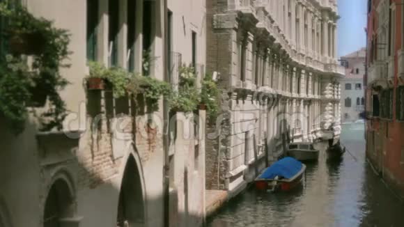 在狭窄的运河威尼斯的遥远的贡多拉视频的预览图