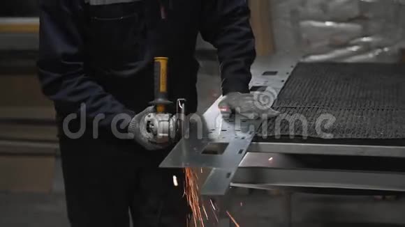 工厂车间用圆盘磨床锯金属的工匠视频的预览图