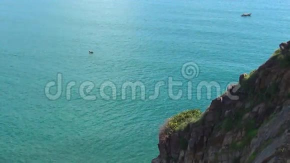 船浮在波浪上孤独的人划船蓝色清澈的大海视频的预览图