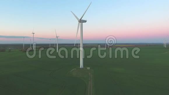 海景风电场风力涡轮机能源傍晚视频的预览图
