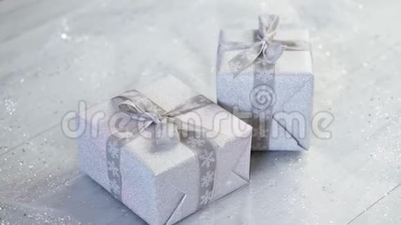 带有两件银色礼物的闪亮圣诞餐桌装饰视频的预览图