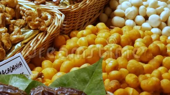 西班牙巴塞罗那的LaBoqueria市场上枣类干果葡萄干和坚果的混合物视频的预览图