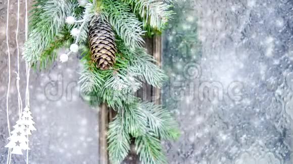 装饰圣诞树树枝灰色玻璃上挂着一个圣诞凸起视频的预览图