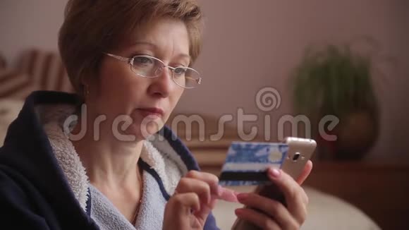 女性网上银行使用智能手机在线购物与信用卡家庭生活方式视频的预览图