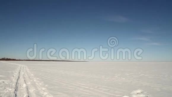 拉多加湖的雪山全景视频的预览图