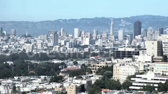 从景观公园俯瞰旧金山的空中城市景观视频的预览图