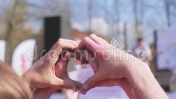 做一颗心脏两个年轻人正在用手做心形视频的预览图