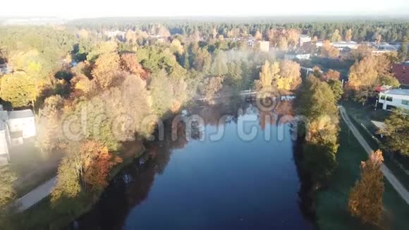 清晨的烟雾在水上乌尔布罗卡湖空中无人机顶上观看4KUHD视频拉脱维亚视频的预览图