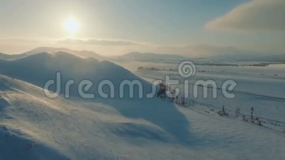 黄昏时的冬季山景视频的预览图