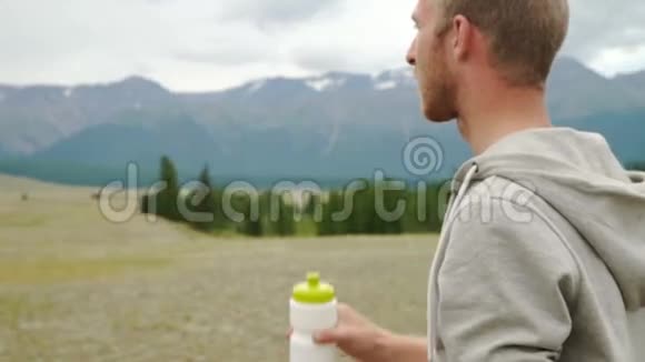 徒步旅行者在山顶喝清水视频的预览图