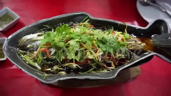 中国菜式全鱼蒸酱油葱视频视频的预览图