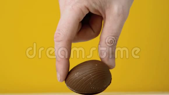 复活节彩蛋变成黄色背景视频的预览图