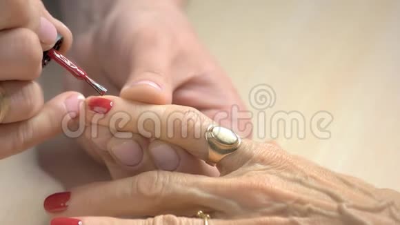 美容师把红漆涂在指甲上视频的预览图