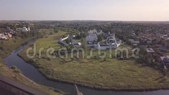 飞越俄罗斯弗拉迪米尔州苏兹达尔圣尤蒂米乌斯救世主修道院视频的预览图
