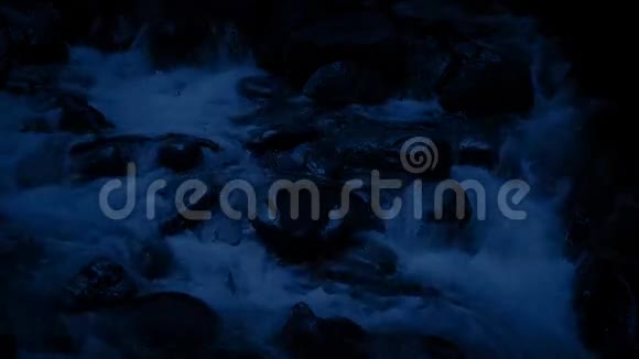 落基山河在夜晚视频的预览图