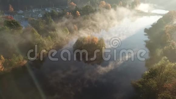 清晨的烟雾在水上乌尔布罗卡湖空中无人机顶上观看4KUHD视频拉脱维亚视频的预览图