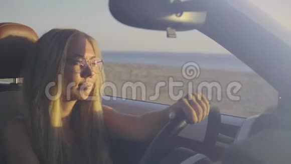 女人在海边开车视频的预览图