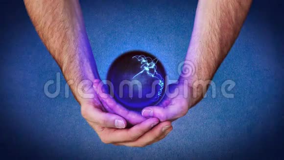 双手握着一颗紫色的行星显示着色度键屏视频的预览图
